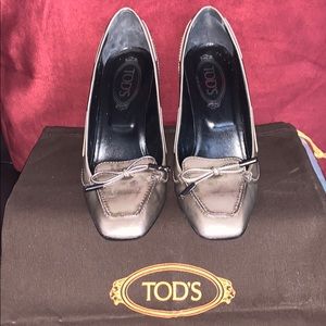 Stylish TOD’S Patent Leather Grey pumps